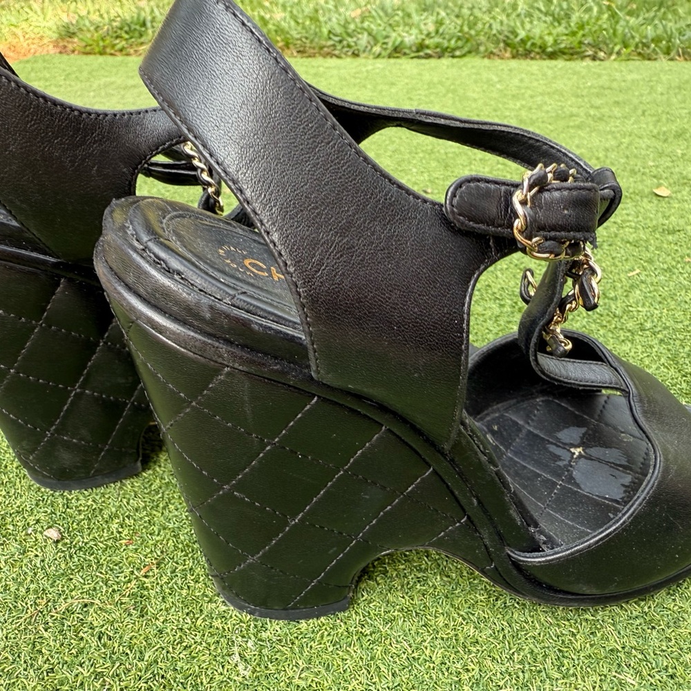 CHANEL Black Leather Sandals with Gold Chain Detail - Picture 5 of 13